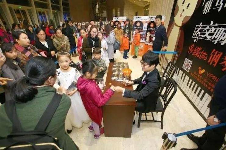 万圣节狂欢临近！佰利乐艺术家宋思衡在津奏响“交响情人梦”