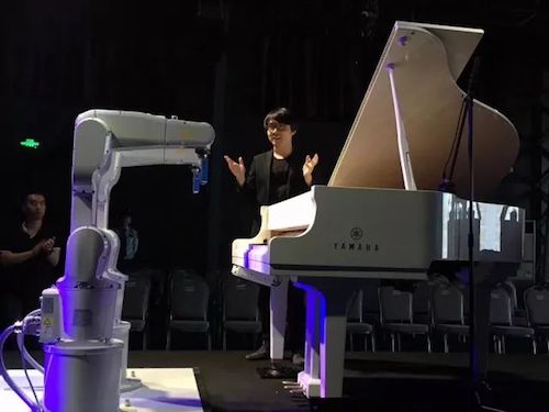 佰利乐艺术家宋思衡携手机器人奏响“科技之音”