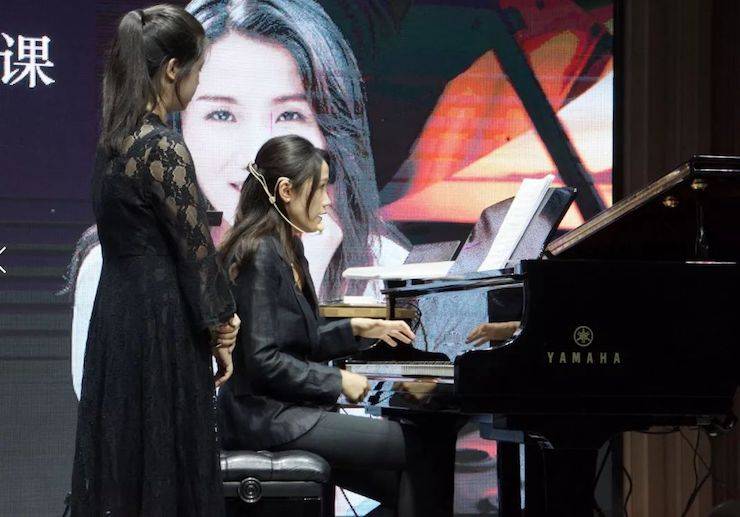 科技推动音乐教育创新，张希教授《古典主义时期钢琴奏鸣曲的演绎》公开课圆满成功