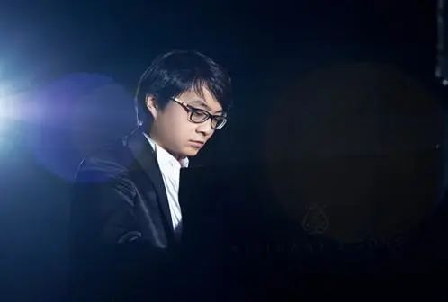宋思衡的“宅抗疫” | 挑战主播、筹集口罩、闭关作曲，这位取消了20场演出的钢琴家原来这么忙！